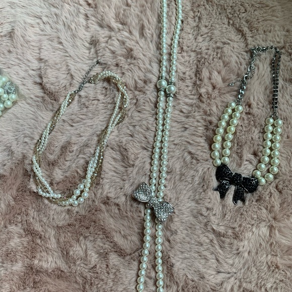 Pearl necklace each $15 - Picture 4 of 4